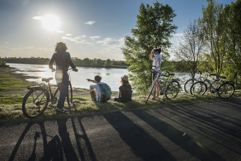 Groupe de personnes à vélo regardant vers la Loire